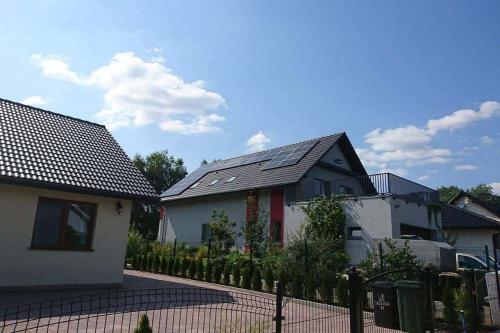 fotowoltaika-dla-domu-dla-firm-z-montazem-duzej-mocy-panele-polikrystaliczne-monokrystaliczne-half-cut-full-black-sharp-rodzaje (110)